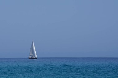 Atlantik Okyanusu 'nda, Playa del Matorral plajı boyunca, Ekim ayında, Fuerteventura, Las Palmas, Kanarya Adaları, İspanya' daki Morro Jable adasında bir yelkenli yatı seyreder..