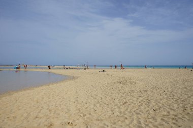 Morro Jable, Fuerteventura, İspanya - 25 Ekim 2022: Playa del Matorral plajı, Ekim ayında Atlantik Okyanusu 'nun yükselmesi nedeniyle kısmen sular altında kalmıştır. Solana Matorral, Kanarya Adaları.   