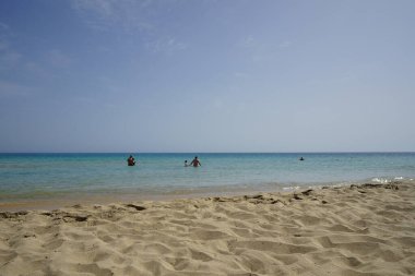 Ekim ayında turistlerle Playa del Matorral plajı manzarası. Solana Matorral, Morro Jable, Fuerteventura, Kanarya Adaları, İspanya.