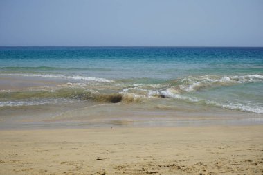Ekim ayında Playa del Matorral sahilinde yüksek dalgalar ve kıyıya yakın güçlü akıntılarla fırtınalı Atlantik Okyanusu manzarası. Solana Matorral, Morro Jable, Las Palmas, Kanarya Adaları, İspanya. 