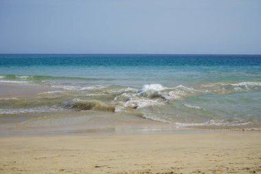 Ekim ayında Playa del Matorral sahilinde yüksek dalgalar ve kıyıya yakın güçlü akıntılarla fırtınalı Atlantik Okyanusu manzarası. Solana Matorral, Morro Jable, Las Palmas, Kanarya Adaları, İspanya. 
