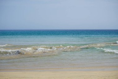 Ekim ayında Playa del Matorral sahilinde yüksek dalgalar ve kıyıya yakın güçlü akıntılarla fırtınalı Atlantik Okyanusu manzarası. Solana Matorral, Morro Jable, Las Palmas, Kanarya Adaları, İspanya. 