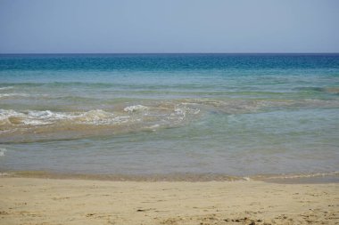 Ekim ayında Playa del Matorral sahilinde yüksek dalgalar ve kıyıya yakın güçlü akıntılarla fırtınalı Atlantik Okyanusu manzarası. Solana Matorral, Morro Jable, Las Palmas, Kanarya Adaları, İspanya. 
