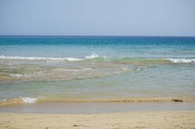 Ekim ayında Playa del Matorral sahilinde yüksek dalgalar ve kıyıya yakın güçlü akıntılarla fırtınalı Atlantik Okyanusu manzarası. Solana Matorral, Morro Jable, Las Palmas, Kanarya Adaları, İspanya. 