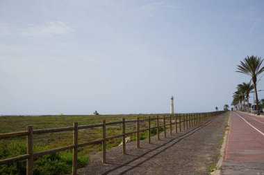 Solana Matorral, Fuerteventura, İspanya - 25 Ekim 2022: Morro Jable deniz feneri, Faro de Morro Jable, Solana Matorral, Morro Jable, Kanarya Adaları 'ndaki Hudal Saladar de Jandia tuz bozkırında yer almaktadır..  
