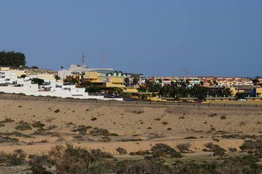 Ekim ayında Costa Calma 'daki mimari manzarası. Costa Calma İspanya 'nın Fuerteventura adasında bulunan bir tatil beldesidir.. 