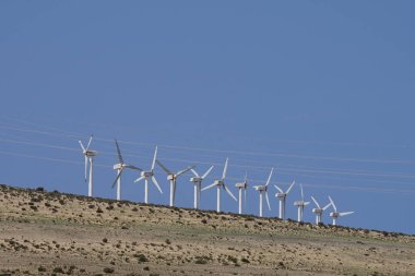 Plaj tatil beldesi Costa Calma 'nın kenar mahallelerine rüzgar türbinleri yerleştirildi. Rüzgar türbini rüzgarın kinetik enerjisini elektrik enerjisine dönüştüren bir cihazdır. Costa Calma, Jandia, Fuerteventura, Las Palmas, Kanarya Adaları.