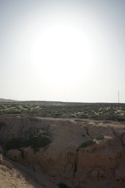 Güneş, Costa Calma civarındaki rüzgar türbinleriyle arazinin üzerinde parlıyor. Rüzgar türbini rüzgarın kinetik enerjisini elektrik enerjisine dönüştüren bir cihazdır. Costa Calma, Jandia, Fuerteventura, Las Palmas, Kanarya Adaları, İspanya.