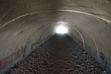 Yayalar ve hayvanlar için Road Crossing tüneli Costa Calma, Lomo del Granillo, Fuerteventura, Las Palmas, Kanarya Adaları, İspanya 'daki FV-2 otoyolunun altından geçer.. 