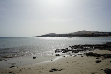 Ekim 'de Kosta Calma' da Playa Agustin Millares ile Atlantik sahili manzarası. Fuerteventura, Las Palmas, Kanarya Adaları, İspanya. 