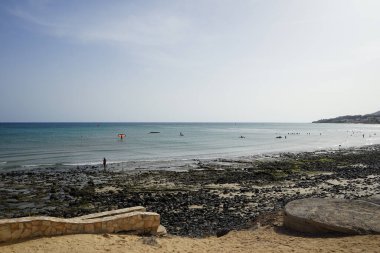 Ekim 'de Kosta Calma' da Playa Agustin Millares ile Atlantik sahili manzarası. Fuerteventura, Las Palmas, Kanarya Adaları, İspanya. 