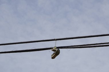 Spor ayakkabıları Tarajalejo 'da, Tuineje' de, Fuerteventura 'da, Las Palmas' da, Kanarya Adaları 'nda, İspanya' da gökyüzünde asılı duran kablolardan sarkıyor..