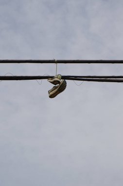 Spor ayakkabıları Tarajalejo 'da, Tuineje' de, Fuerteventura 'da, Las Palmas' da, Kanarya Adaları 'nda, İspanya' da gökyüzünde asılı duran kablolardan sarkıyor..