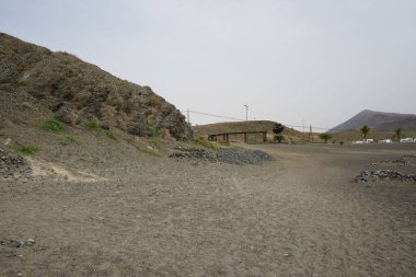 Ekim ayında Playa de Tarajalejo plajından dağ manzarası. Tarajalejo, Tuineje, Fuerteventura, Las Palmas, Kanarya Adaları, İspanya. 