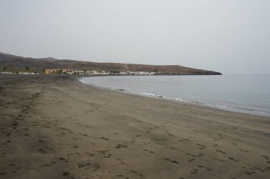 Ekim ayında Atlantik Okyanusu ve Playa de Tarajalejo plajı manzarası. Tarajalejo, Tuineje, Fuerteventura, Las Palmas, Kanarya Adaları, İspanya.