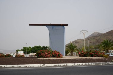 Tarajalejo, Fuerteventura, İspanya - 29 Ekim 2022: Tarajalejo 'da bir kavşakta bulunan heykel. Tuineje, Las Palmas, Kanarya Adaları.