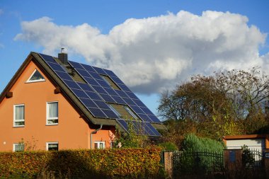 Evin çatısına güneş panelleri monte edildi. Güneş paneli, fotovoltaik PV hücreleri kullanarak güneş ışığını elektriğe dönüştüren bir cihazdır. Berlin, Almanya.