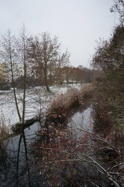 Aralık ayında Wuhle Nehri yakınlarındaki bir dinlenme alanında güzel karlı bir manzara. Wuhle, Spree 'ye küçük bir sağ yaka haracı. Berlin, Almanya. 