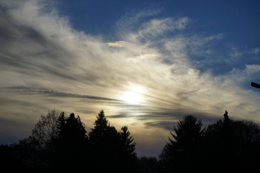 Aralık ayında bir dinlenme alanından gün batımında güzel bir gökyüzü manzarası. Berlin, Almanya 