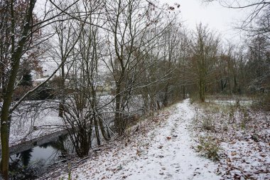 Aralık ayında Wuhle Nehri yakınlarındaki bir dinlenme alanında güzel karlı bir manzara. Wuhle, Spree 'ye küçük bir sağ yaka haracı. Berlin, Almanya.