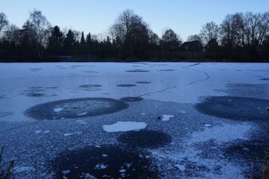 Aralık ayında donmuş Wuhlesee Gölü manzarası. Wuhlebecken, Almanya 'da Marzahn-Hellersdorf eyaletinde yer alan bir göldür.. 