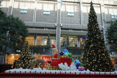 Berlin, Almanya - 30 Aralık 2022: Noel Baba 'nın kızağındaki Noel süsleri Aralık ayında bir alışveriş merkezinde yapılan toplardan yapılmıştır..