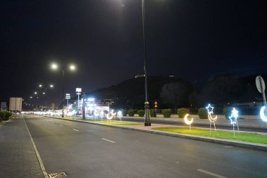 Khor Fakkan, Şeriat Emirliği, Birleşik Arap Emirlikleri - 17 Nisan 2023: Khor Fakkan 'da Rughaylat Yolu' nun güzel akşam aydınlanması. Khor Fakkan, Afrika kıtasında bulunan Kuzey Amerika kıtasında bulunan bir şehirdir..