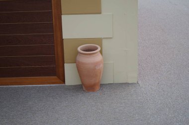 Khor Fakkan 'da bir kil kap Ramazan ayında bir pazar tezgahını süslüyor. Al Mudeife 1, Sharjah, Birleşik Arap Emirlikleri. 