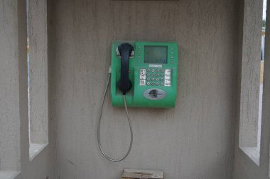 Khor Fakkan, Sharjah, Birleşik Arap Emirlikleri - 17 Nisan 2023: Khor Fakkan 'da sokağa bir telefon kulübesi kuruldu. Telefon kulübesi ankesörlü telefonla döşenmiş küçük bir yapıdır..