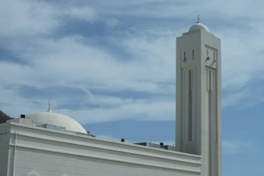 Al Alaa bin Oqbah Camii Khor Fakkan 'dadır. Khor Fakkan, Birleşik Arap Emirlikleri 'nin doğu kıyısında yer alan bir şehirdir ve Şeriat Emirliği' ne bağlı bir şehirdir.. 