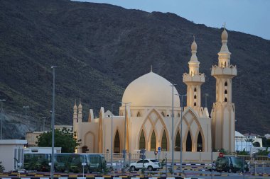 Al Emam Yahya bin Abi Katheer Camii Khor Fakkan 'da yer almaktadır. Khor Fakkan, Birleşik Arap Emirlikleri 'nin doğu kıyısında yer alan bir şehirdir ve Şeriat Emirliği' ne bağlı bir şehirdir.. 