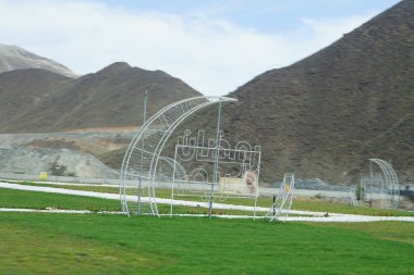 Khor Fakkan, Sharjah, Birleşik Arap Emirlikleri - 17 Nisan 2023: Khor Fakkan yolu yakınlarındaki Ramazan tatili için güzel bir aydınlatma. Khor Fakkan, Afrika kıtasında bulunan Kuzey Amerika kıtasında bulunan bir şehirdir..