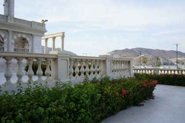Nisan ayında Khor Fakkan Amfitiyatrosunun manzarası. Khor Fakkan Amfitiyatrosu, Khor Fakkan 'da yer alan bir açık hava tiyatrosudur. Rughaylat Bulvarı, El Mudeife 1, Şeriat, Birleşik Arap Emirlikleri.  