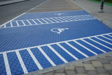 Khor Fakkan 'da engelli park yerleri mevcuttur. Khor Fakkan, Şeriat Emirliği 'ne bağlı bir şehirdir. Şeriat, Birleşik Arap Emirlikleri. 