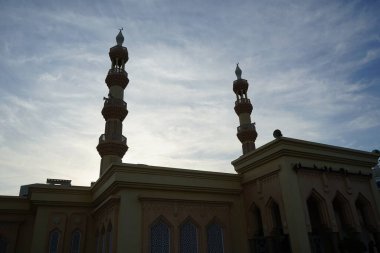 Al Emam Al Bukhari Camii, Khor Fakkan 'da yer almaktadır. Bir cami, bir mescit Müslümanlar için bir ibadettir. Şeriat, Birleşik Arap Emirlikleri.   