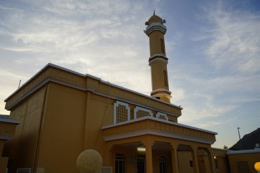 Khor Fakkan, Sharjah, Birleşik Arap Emirlikleri - 18 Nisan 2023: Abdullah Bin Nasser Camii Khor Fakkan 'da yer almaktadır. Bir cami, bir mescit Müslümanlar için bir ibadettir..  