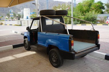 Khor Fakkan, Sharjah, Birleşik Arap Emirlikleri - 18 Nisan 2023: Khor Fakkan 'da küçük mavi bir elektrikli kamyonet park halinde.