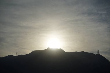 Nisan 'da dağda gün batımı ve Al Suhub Dinlenme Alanı Khor Fakkan, Sharjah, Birleşik Arap Emirlikleri civarında yer almaktadır..