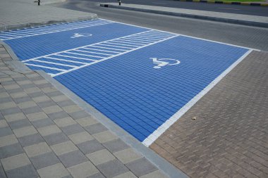 Khor Fakkan 'da engelli park yerleri mevcuttur. Khor Fakkan, Şeriat Emirliği 'ne bağlı bir şehirdir. Şeriat, Birleşik Arap Emirlikleri.