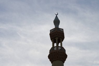 Khor Fakkan 'da yer alan Al Emam Al Buhari Camii' nin minaresinin manzarası. Minare, genellikle camilerin içine veya yakınına inşa edilmiş bir kule türüdür. Şeriat, Birleşik Arap Emirlikleri.