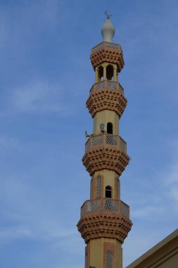 Khor Fakkan 'da yer alan Al Emam Al Buhari Camii' nin minaresinin manzarası. Minare, genellikle camilerin içine veya yakınına inşa edilmiş bir kule türüdür. Şeriat, Birleşik Arap Emirlikleri.