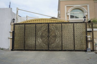 Khor Fakkan kentine metal ve plastikten yapılmış güzel açılış kapıları kurulmuştur. Khor Fakkan, Birleşik Arap Emirlikleri 'nin doğu kıyısında, Şeriat Emirliği' ne bağlı bir şehirdir..