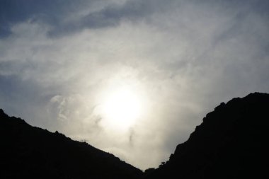 Nisan ayında gün batımına kadar uzanan güzel bir dağ manzarası Khor Fakkan, Sharjah, BAE yakınlarında yer almaktadır.. 