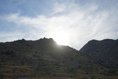 Nisan ayında gün batımına kadar uzanan güzel bir dağ manzarası Khor Fakkan, Sharjah, BAE yakınlarında yer almaktadır.. 