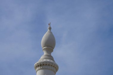 El-Lo 'alo' aeyyah Camii 'nin minaresi Khor Fakkan' dadır. Minare, genellikle camilerin içine veya yakınına inşa edilmiş bir kule türüdür. Sharjah, BAE.                 