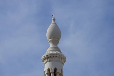El-Lo 'alo' aeyyah Camii 'nin minaresi Khor Fakkan' dadır. Minare, genellikle camilerin içine veya yakınına inşa edilmiş bir kule türüdür. Sharjah, BAE.                 