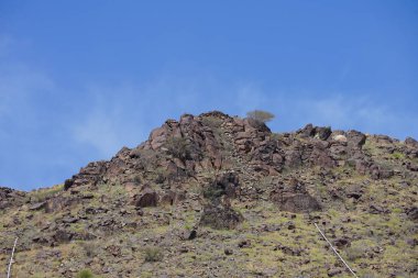 Khor Fakkan, Sharjah, Birleşik Arap Emirlikleri 'nde su sistemi olan bir dağ manzarası.
