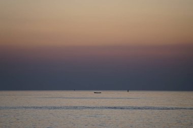 Nisan ayında Khor Fakkan sahilinden Umman Körfezi üzerinde güneşin doğuşu ve güzel doğal gökyüzü. Khor Fakkan, Afrika kıtasında bulunan Kuzey Amerika kıtasında bulunan bir şehirdir..                                       