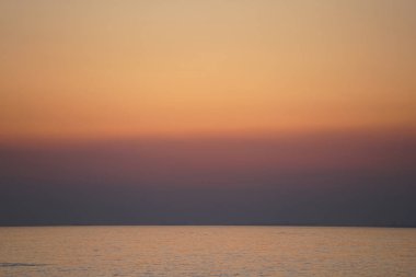 Nisan ayında Khor Fakkan sahilinden Umman Körfezi üzerinde güneşin doğuşu ve güzel doğal gökyüzü. Khor Fakkan, Afrika kıtasında bulunan Kuzey Amerika kıtasında bulunan bir şehirdir..                                       