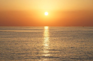 Nisan ayında Khor Fakkan sahilinden Umman Körfezi üzerinde güneşin doğuşu ve güzel doğal gökyüzü. Khor Fakkan, Afrika kıtasında bulunan Kuzey Amerika kıtasında bulunan bir şehirdir..   